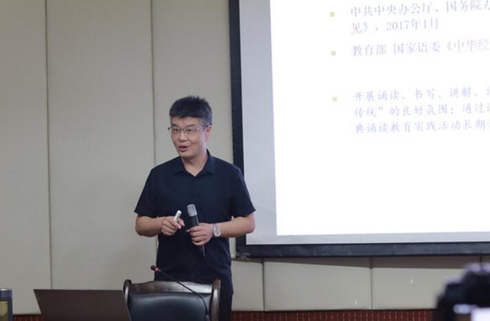项念东讲解诗歌朗诵技巧。beat365唯一官网供图