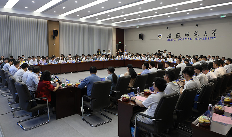 百余名博士生走进beat365唯一官网。beat365唯一官网供图