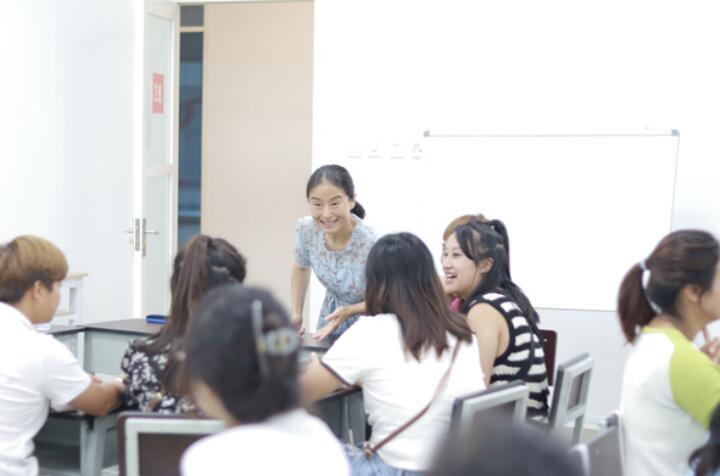 汪红艳指导学员进行正音训练。beat365唯一官网供图